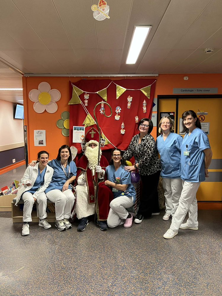 Saint-Nicolas avec une équipe médicale